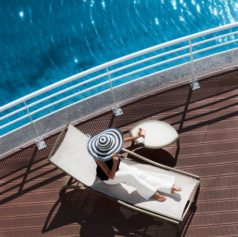 Piscine et terrasse du Miramar La Cigale
